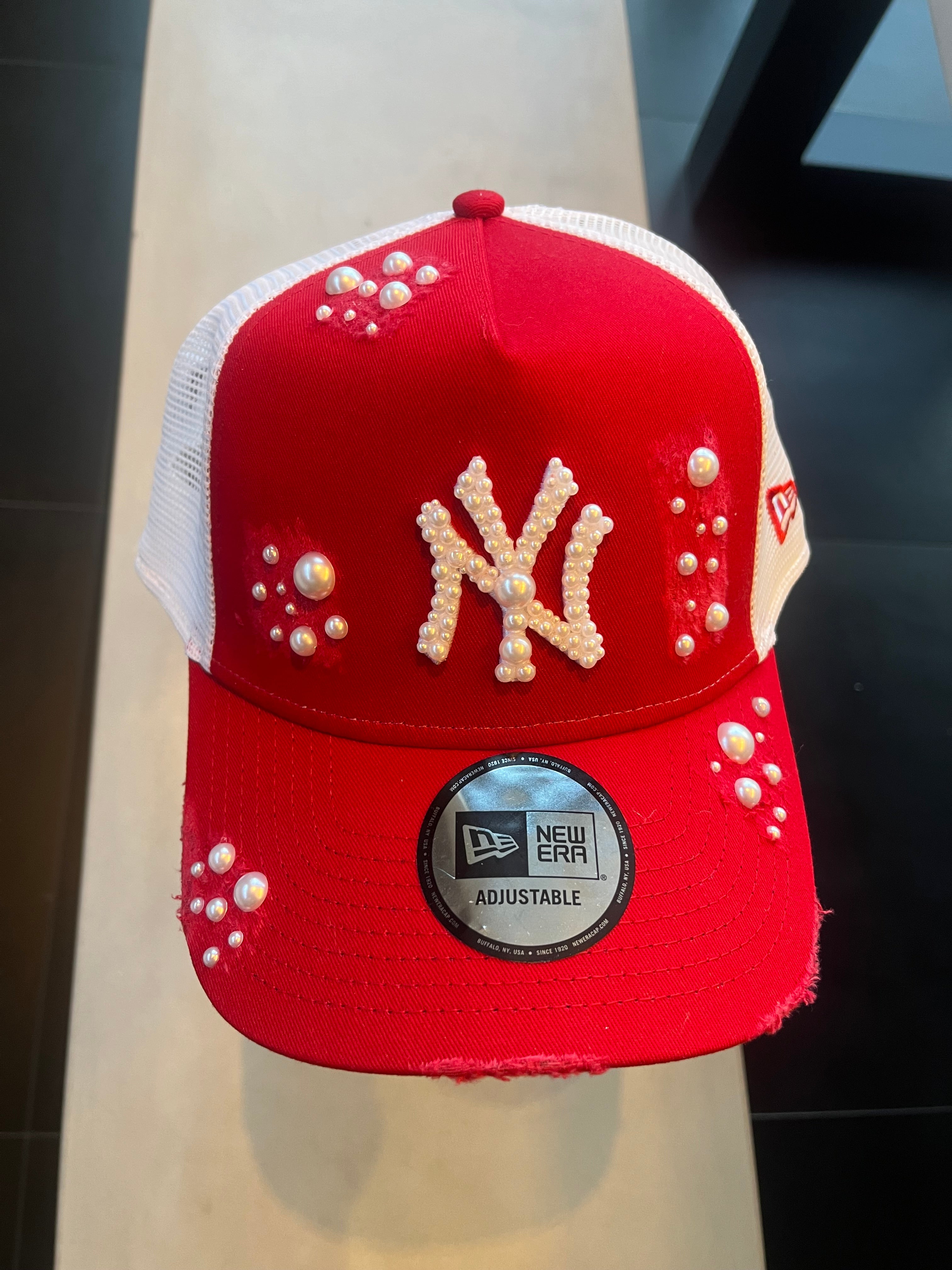 Red & white New York Yankees trucker cap