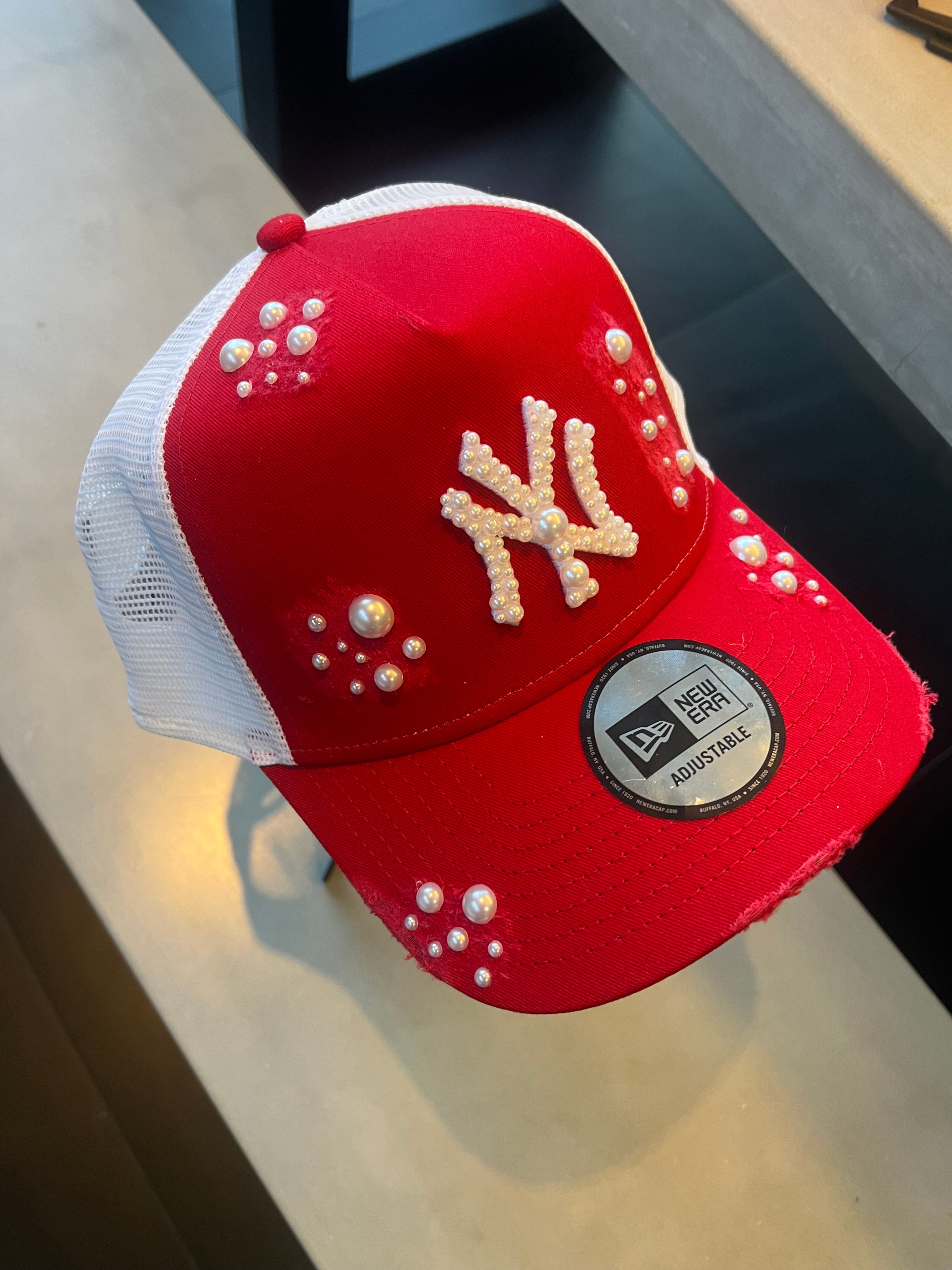Red & white New York Yankees trucker cap